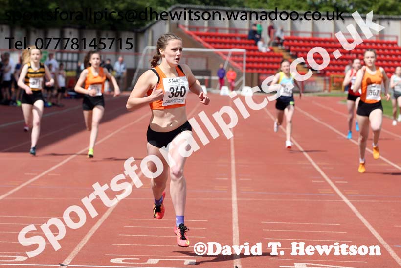 Girls under-15s 300 metres, North Eastern Champs, Gateshead Stadium. Photo: David T. Hewitson/Sports for All Pics